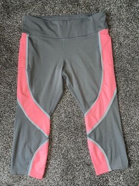 NWOT Avia Gray Capri Leggings with Pink Panels.  Size XL.